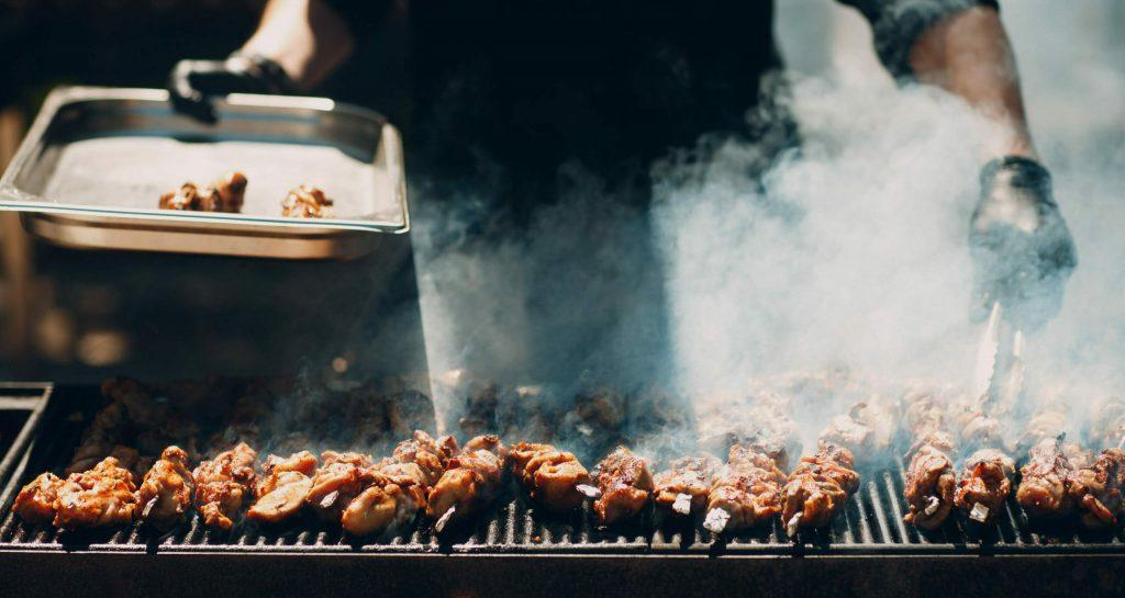 Fleisch auf einem Grill welches frisch vom Grillmeister gebraten wird
