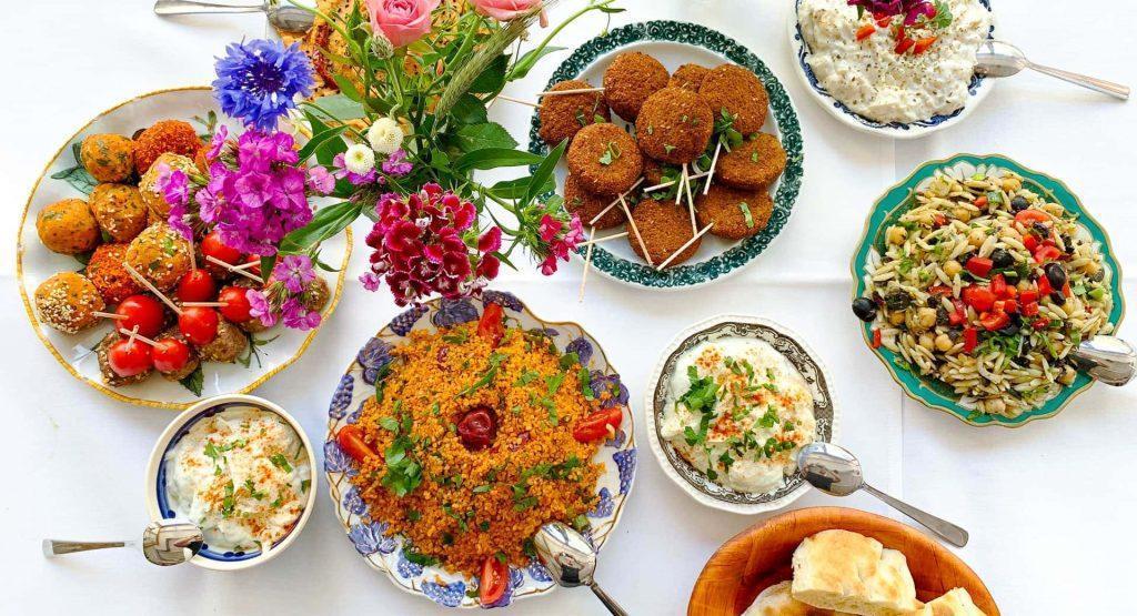 Mediterranes Buffet Abiball Catering mit Humus, Falafel, Salat, Brot und Dips