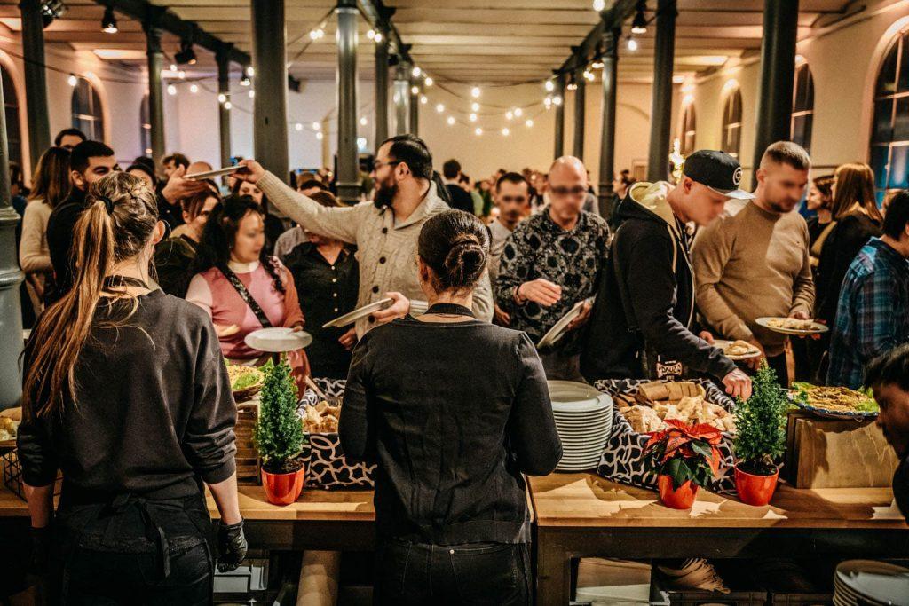 Gäste bedienen sich am abiball catering an den mediterranen Speisen